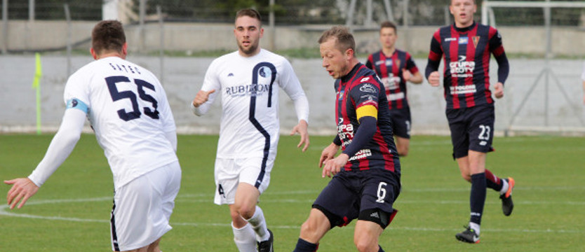 Piłka nożna. Pogoń wygrywa i traci mało goli