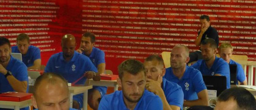 Piłka nożna. Edi w szkolnej ławce