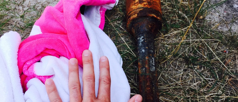 Rzucił granatem… w barmana