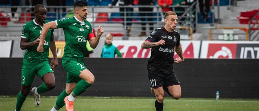 Piłka nożna. Pogoń wygrała rzutem na taśmę