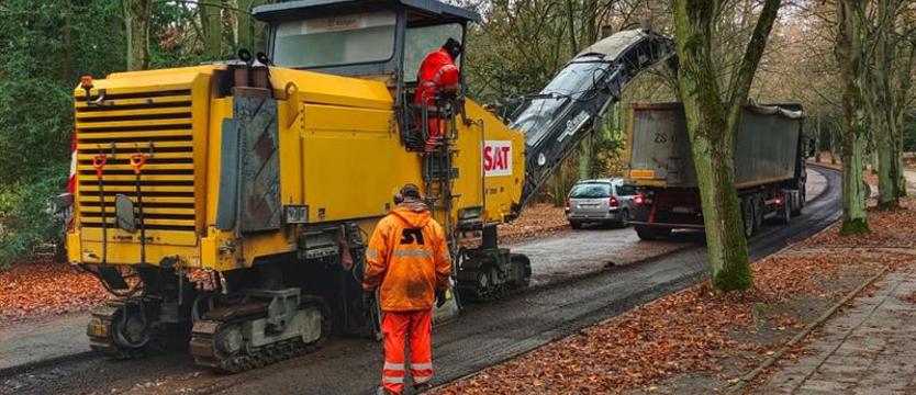 Trwa łatanie cmentarnych alei