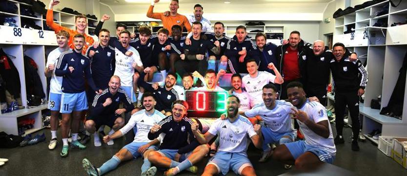 Piłka nożna. Inauguracyjny triumf Kotwicy i hat-trick Jonathana Júniora