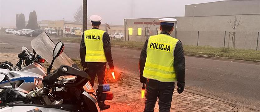 Kompletnie pijany kierowca uciekał policji. Trzeba było zrobić blokadę