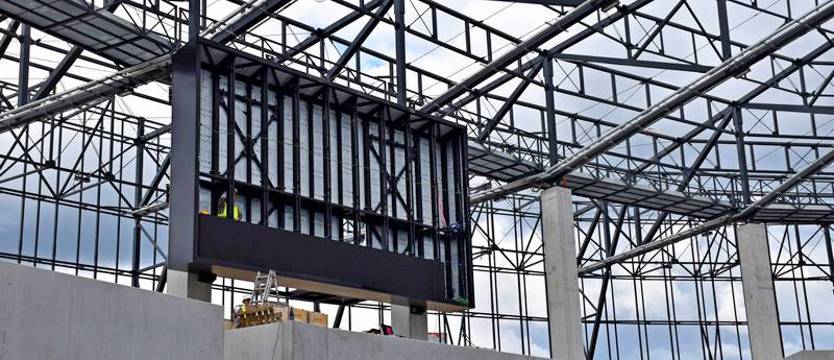 Wielkie ekrany na miejskim stadionie w Szczecinie