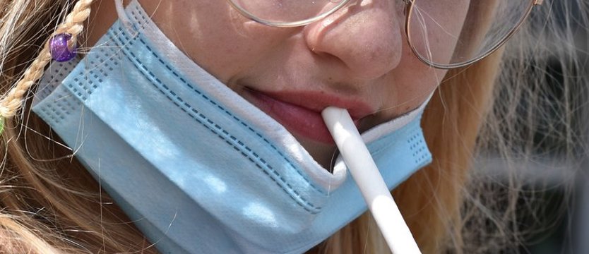 Wzrost zakażeń koronawirusem w Wielkiej Brytanii powodowany przez młodych i niezaszczepionych ludzi