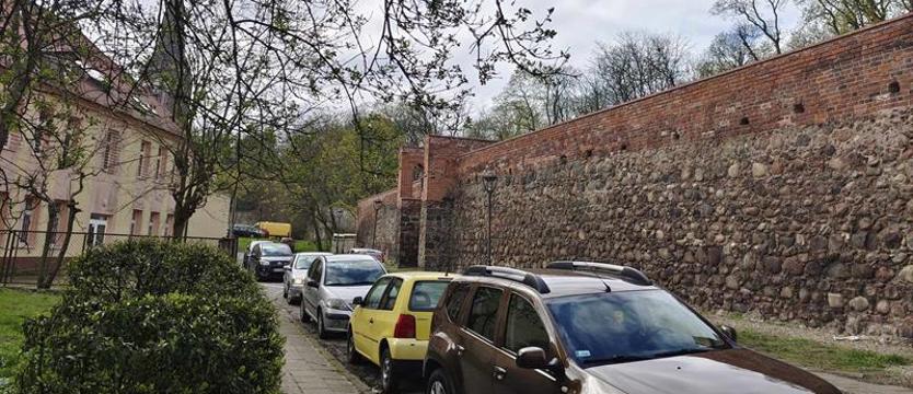 Jedne w remoncie, inne w ruinie