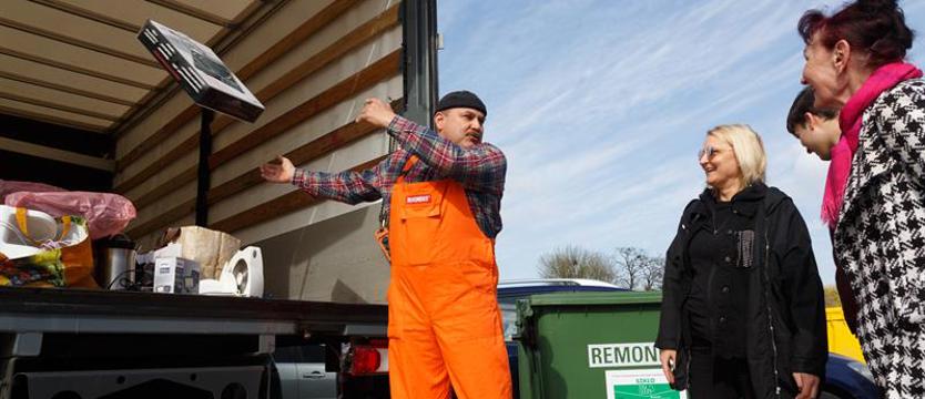 Oddajesz śmieci, dostajesz sadzonki. "Kwiat za Grat" na Jasnych Błoniach