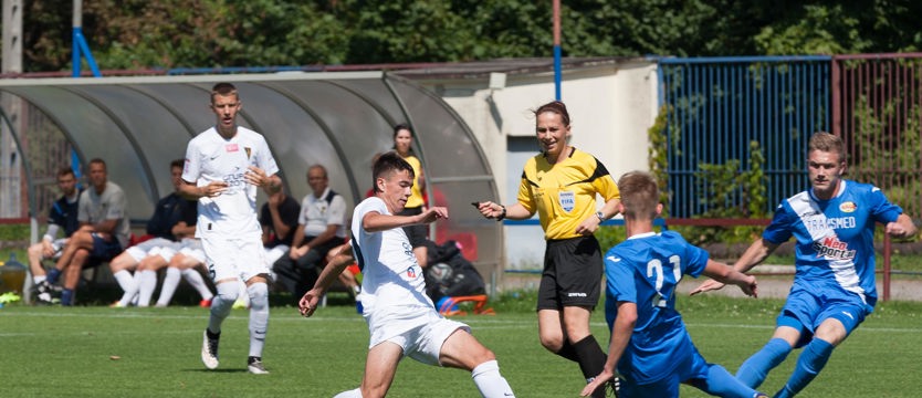 Piłka nożna. Juniorzy gromią na inaugurację