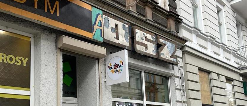 Szyld z czasów PRL. Trzy litery – wiele emocji