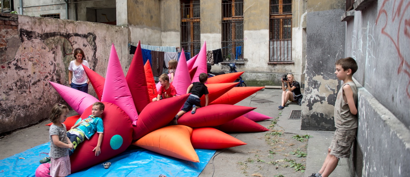 Kolorowy jeż rozbawił podwórko