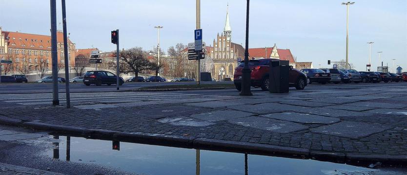 Przez kałuże za to w świetle