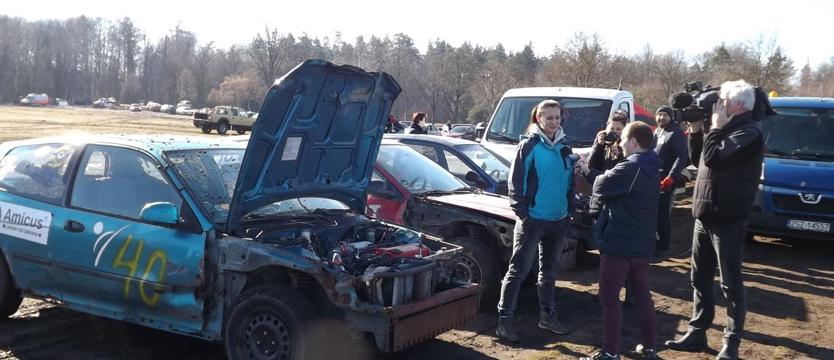 Charytatywny wyścig złomów