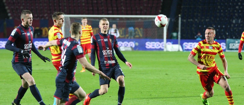 Piłka nożna. Bez bramek z liderem