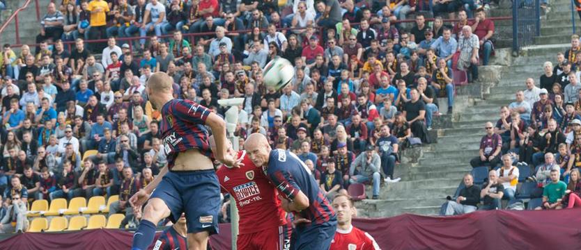 Piłka nożna. Pogoń z najlepszą defensywą