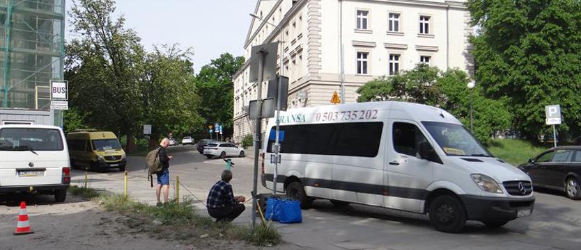 Na przystanku BUS w Szczecinie nie usiądziesz. Dlaczego wciąż nie ma ławek?