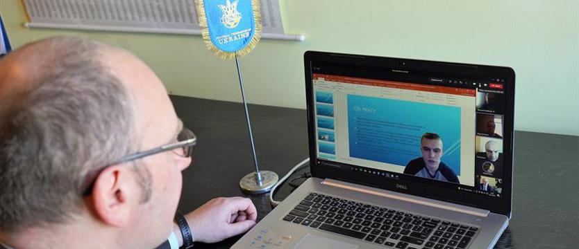 Student ZUT obronił pracę inżynierską z bombardowanego miasta