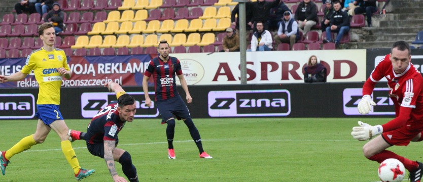 Piłka nożna. Pogoń gromi Arkę