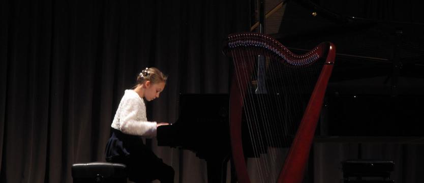 Zamek rozbrzmiewał fortepianem i harfą