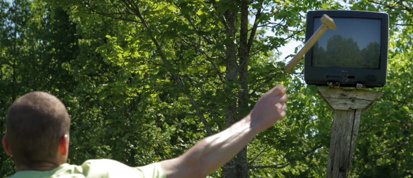 Rzucali młotkiem w telewizor