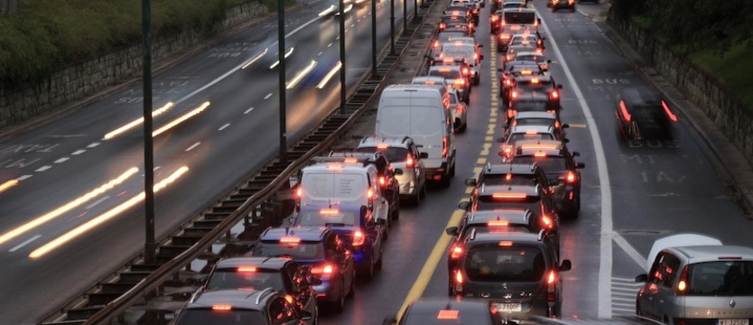 Ile aut jeździ po Polsce?