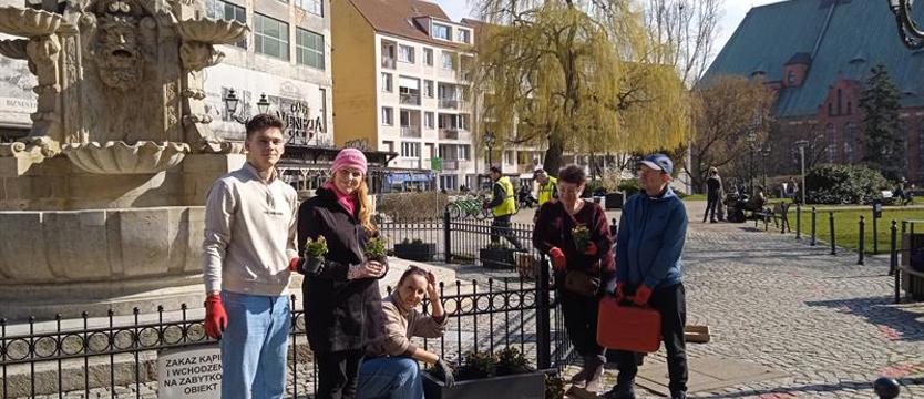 Ludzie z placu i bratki