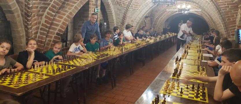 Szachy. Symultana z arcymistrzem