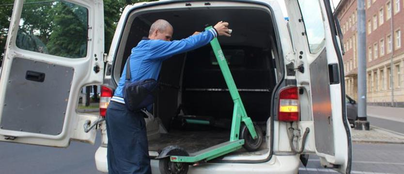 Koniec z pobłażaniem. Hulajnogi znikają z chodników [SONDA]