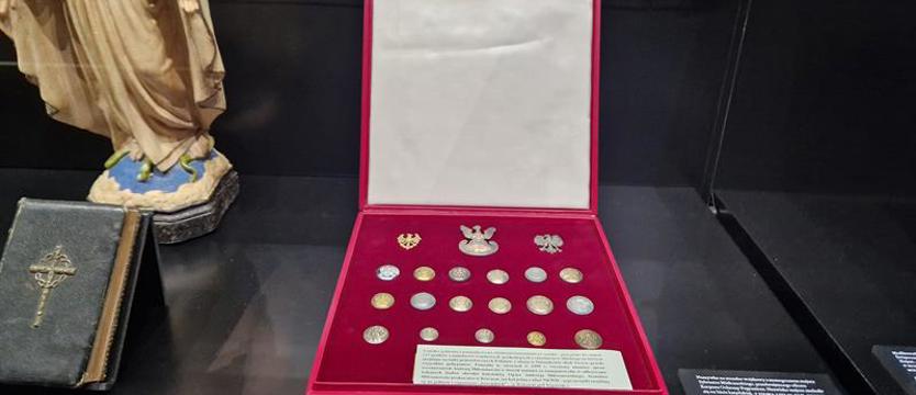 Dzień Pamięci Ofiar Zbrodni Katyńskiej. Podziel się guzikiem