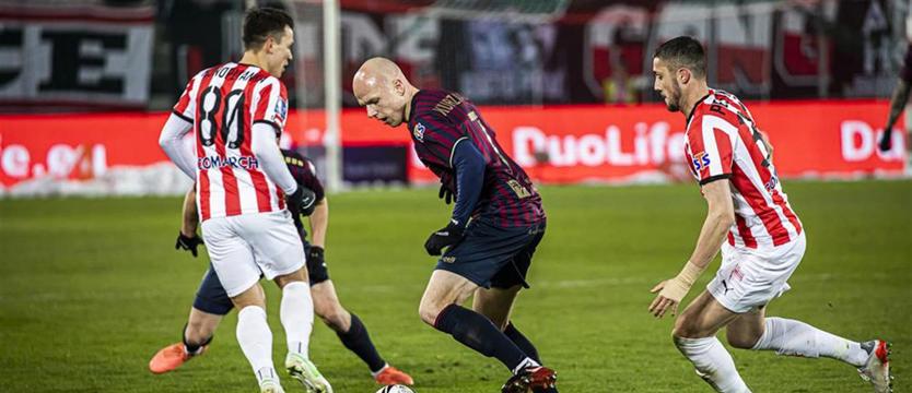 Piłka nożna. Gole w doliczonym czasie i remis Pogoni