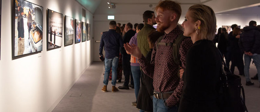 Wernisaż fotografii Chrisa Niedenthala w szczecińskiej Filharmonii. Apokalipsa, strajki i inne zdarzenia