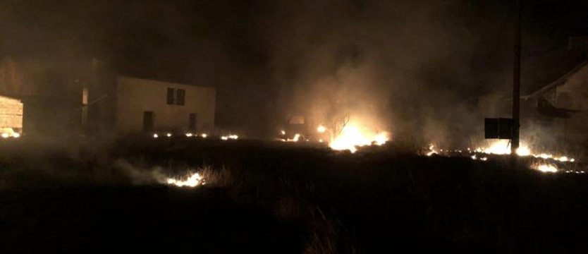 Ogień w pobliżu domów