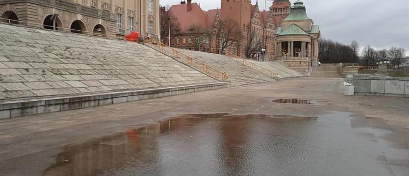 Na Wałach Chrobrego niczym u Barei: jak pada, to zalewa