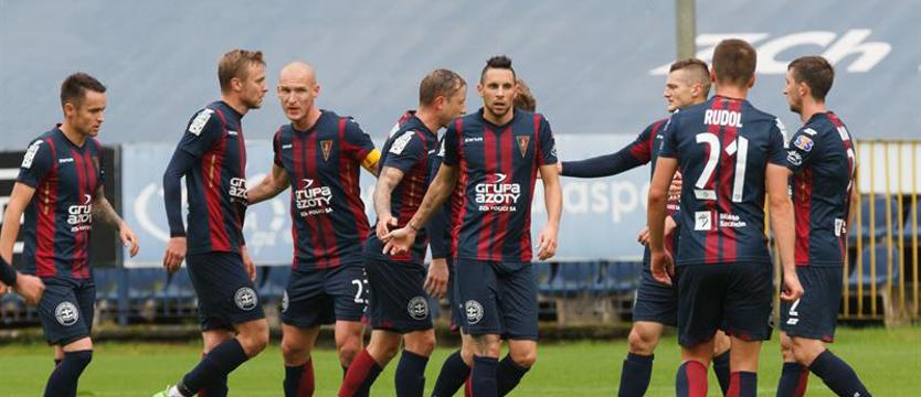 Piłka nożna. Pogoń dziś a przed rokiem