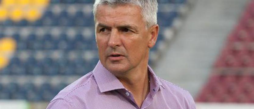 Piłka nożna. Pogoń trudnym terenem dla trenerów