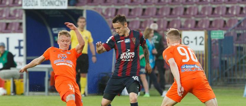 Piłka nożna. Ostatnia drużyna podejmuje przedostatnią