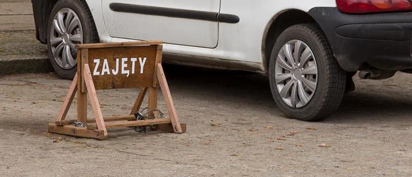 Wysokie kary za rezerwowanie miejsca parkingowego
