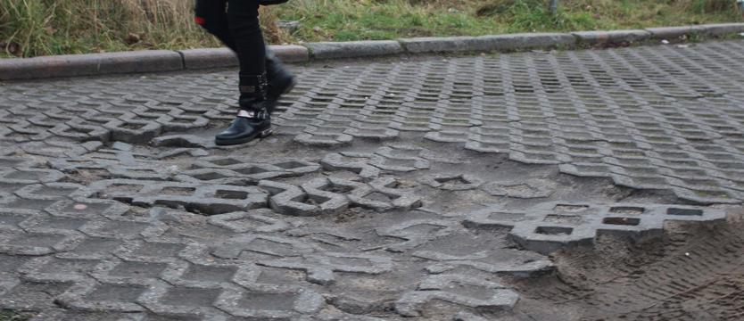 Po dziurach do szpitala