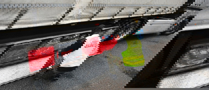 Ciężarówka z towarem nie wiadomo skąd