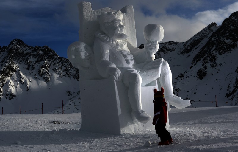 Kształty w bieli wśród nartostrad