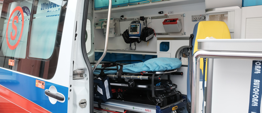 Posiłki przewozili karetką