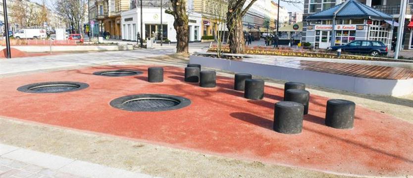 Budzi niedowierzanie i kontrowersje. Plac zabaw na… rondzie