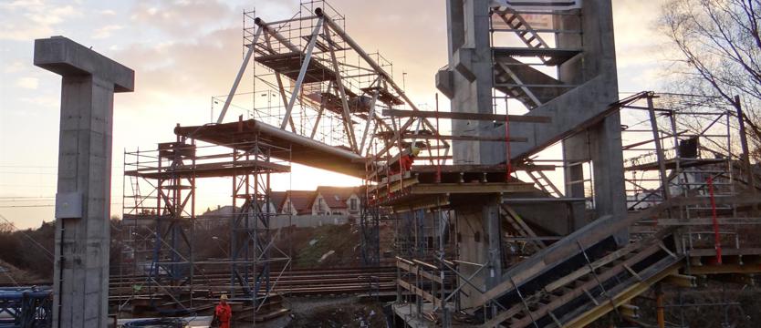 Dla pieszych nad torami magistrali