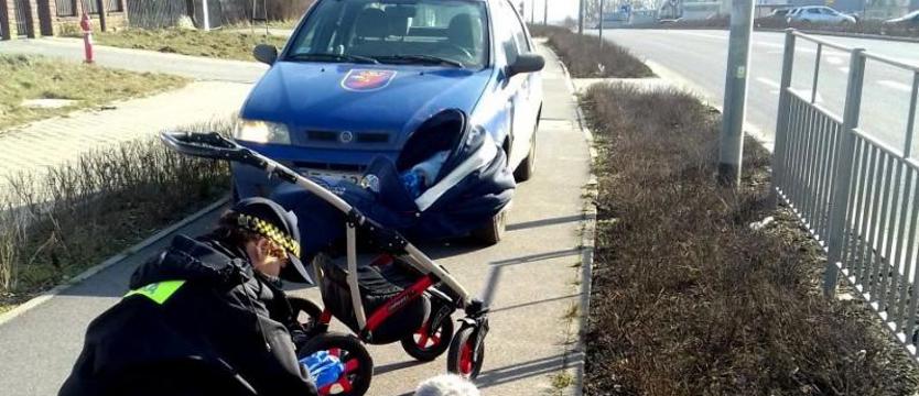 Pijany dziadek na spacerze z wnukiem