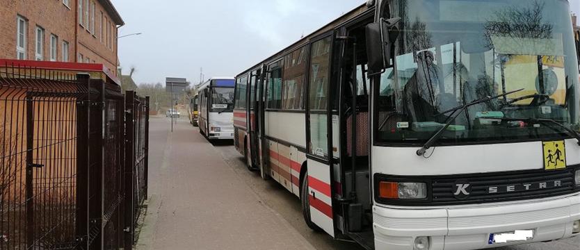 Wozili dzieci niesprawnymi autobusami