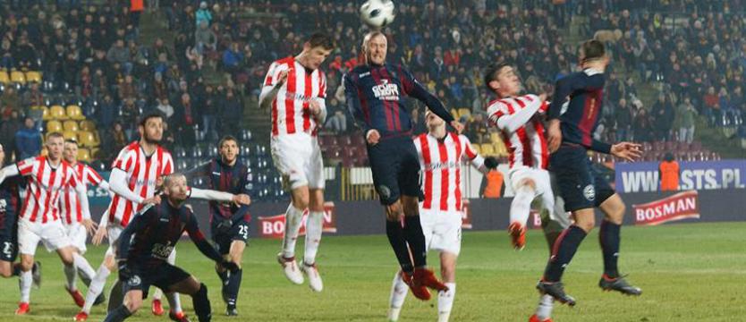 Piłka nożna. Pogoń nie umie bronić przy stałych fragmentach