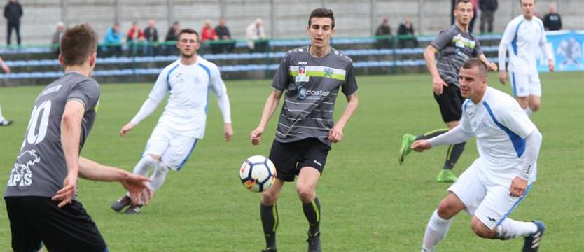 Piłka nożna. Hat trick Nagórskiego, Świt gromi