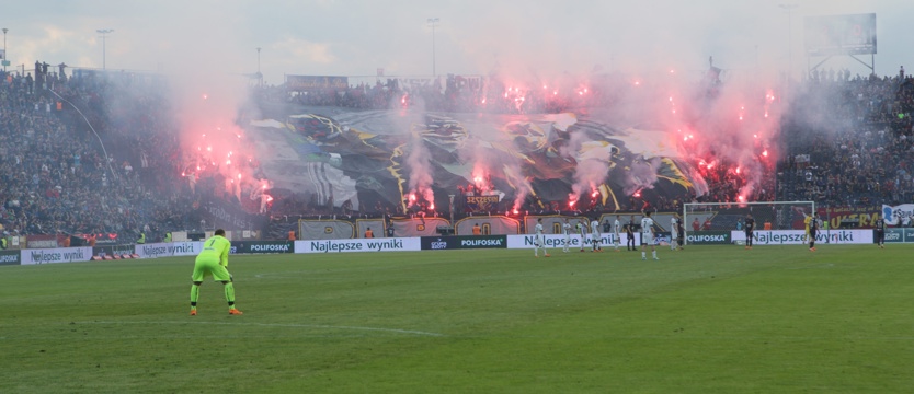 Piłka nożna. Jubileuszowe atrakcje, serpentyny, baloniada