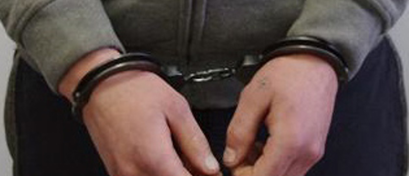 Obudził się w kajdankach