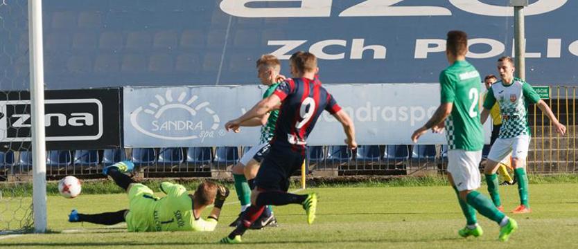 Piłka nożna. III liga w Boże Ciało