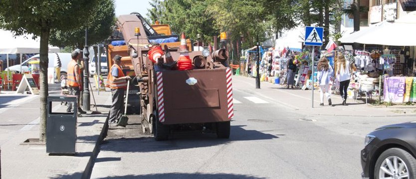 Asfalt zerwali, dziur nie oznakowali